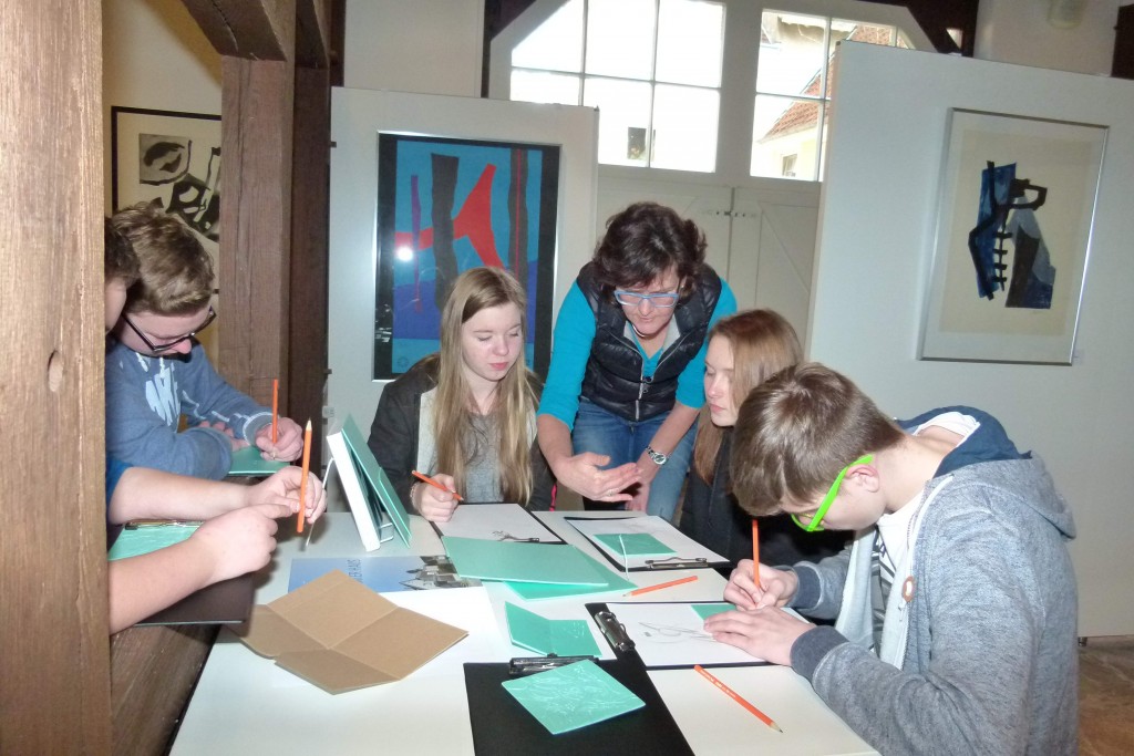 Schüler der Fritz-Winter-Gesamtschule in der Winter-Grafik-Ausstellung im Heimatmuseum